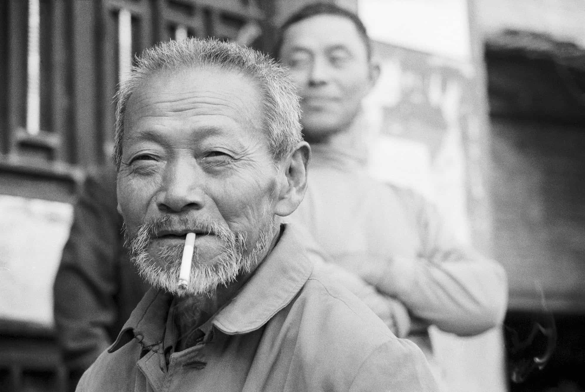 Smoke the blue collar. 72x49 cm